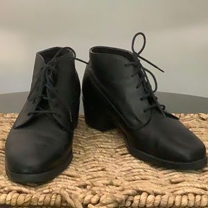 Munro women’s leather ankle lace up booties